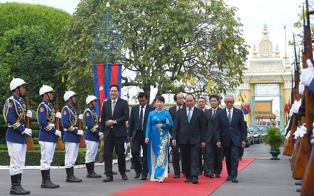 Thủ tướng Nguyễn Xuân Phúc đến chào Quốc vương Campuchia.
